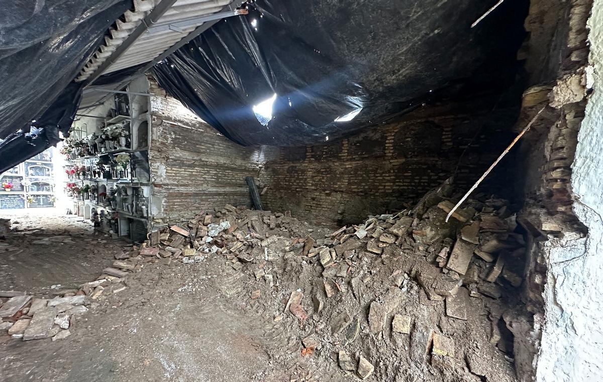 Módulo afectado por el derrumbe en el cementerio de Priego.