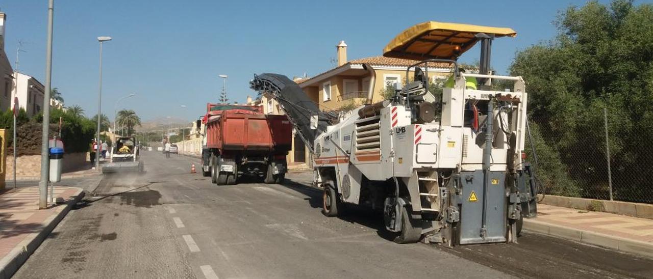 El Ayuntamiento ya asfaltó hace un año 20 viales con una inversión de 400.000 euros.