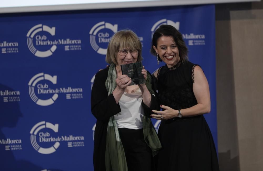 Antònia Vicens, premio de Cultura, recibe el galardón de manos de Maria Ferrer, directora de Diario de Mallorca.