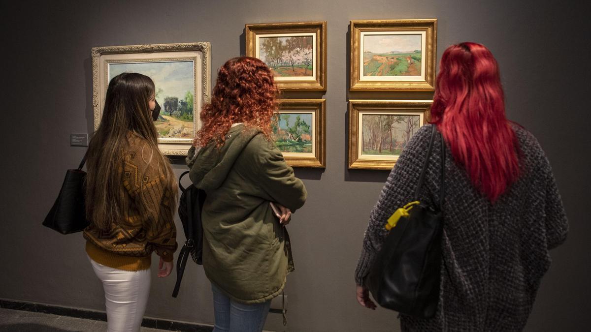 Tres jóvenes en la muestra dedicada a Miró Mainou, en la Casa de Colón.