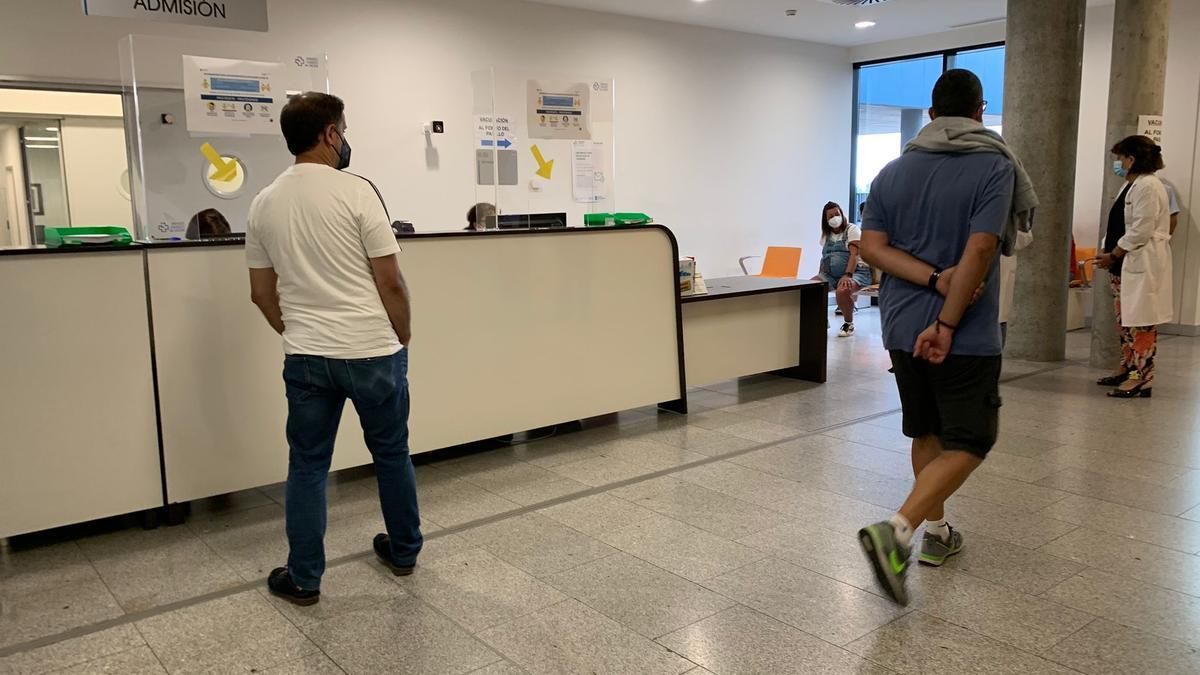 Varias personas esperan en la sala de admisión del hospital Álvaro Cunqueiro