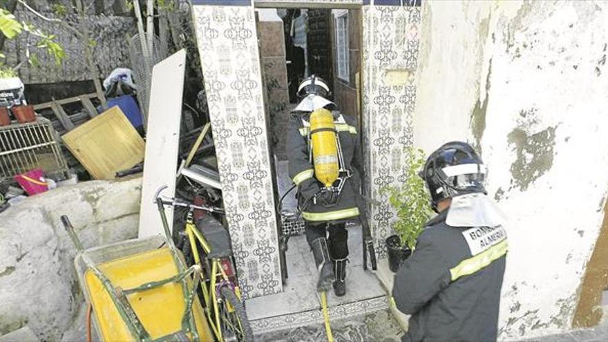 Fallecen tres jóvenes en el incendio de una casa-cueva en Almería