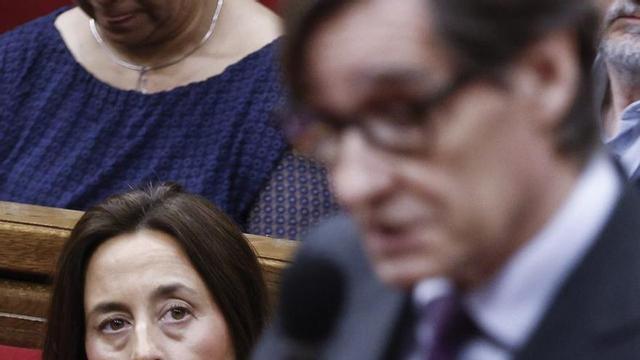 Esther Niubó, consellera d’Educació, escolta el president Illa, ahir. | QUIQUE GARCÍA / EFE