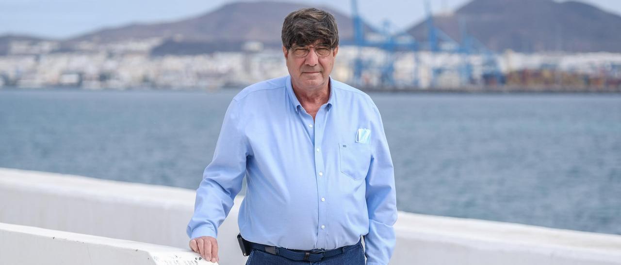 Rafael Pastor Bedoya, en la Avenida Marítima con el Puerto de Las Palmas al fondo.