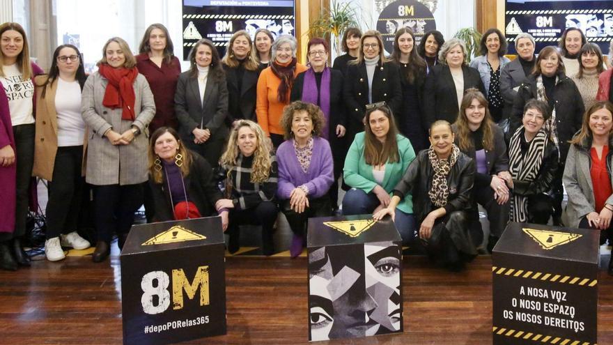 Carmela Silva con asistentes a la presentación de las actividades de la Diputación para el 8-M. |   // FDV