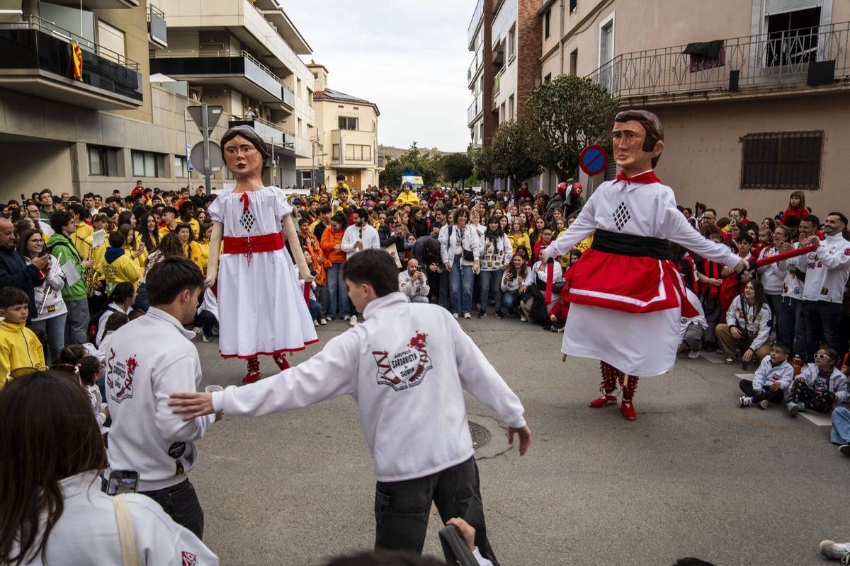 Imatges de l'estrena dels nous gegantons de l'Agrupació Sardanista de Súria, el Miquel i la Maria