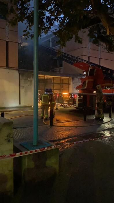 Tasques d'emergència a l'incendi del CAP de Salt