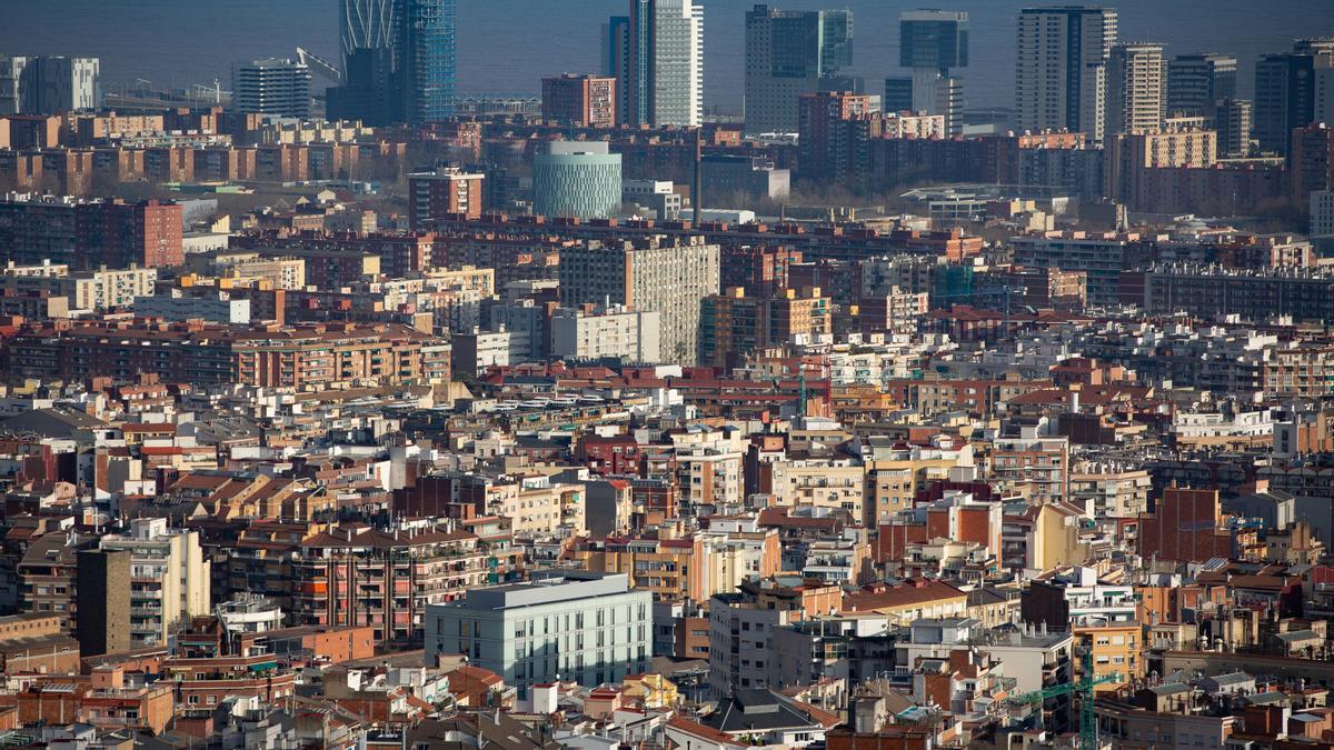 Archivo - Panorámica de viviendas en Barcelona