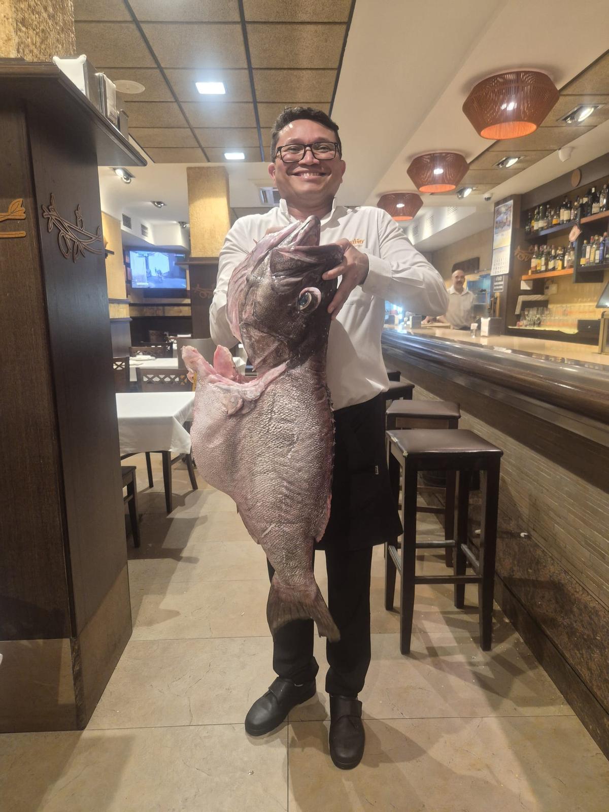 Moisés Querales posa con el mero de 22 kilos