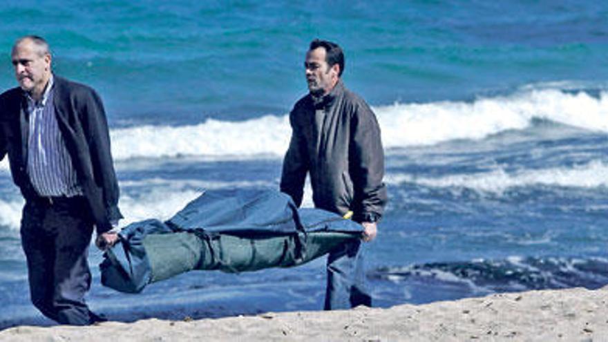 Empleados de la funeraria trasladan el cadáver de la mujer hallado el viernes por la mañana en la playa de Son Bauló.