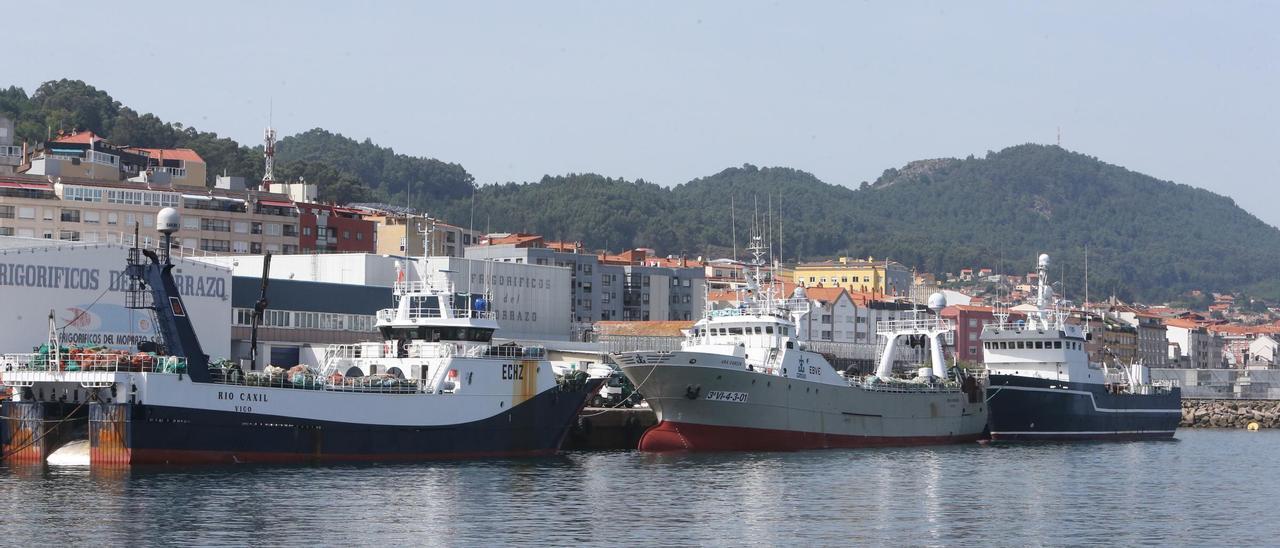 Arrastreros atracados en un muelle de O Morrazo.