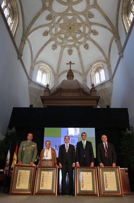 Las máximas distinciones recayeron en Francisco Contreras, más conocido como Super Paco, el tercio Alejandro Farnesio IV de la Legión, la Facultad de Ciencias Económicas de la UMA y la Vuelta Ciclista