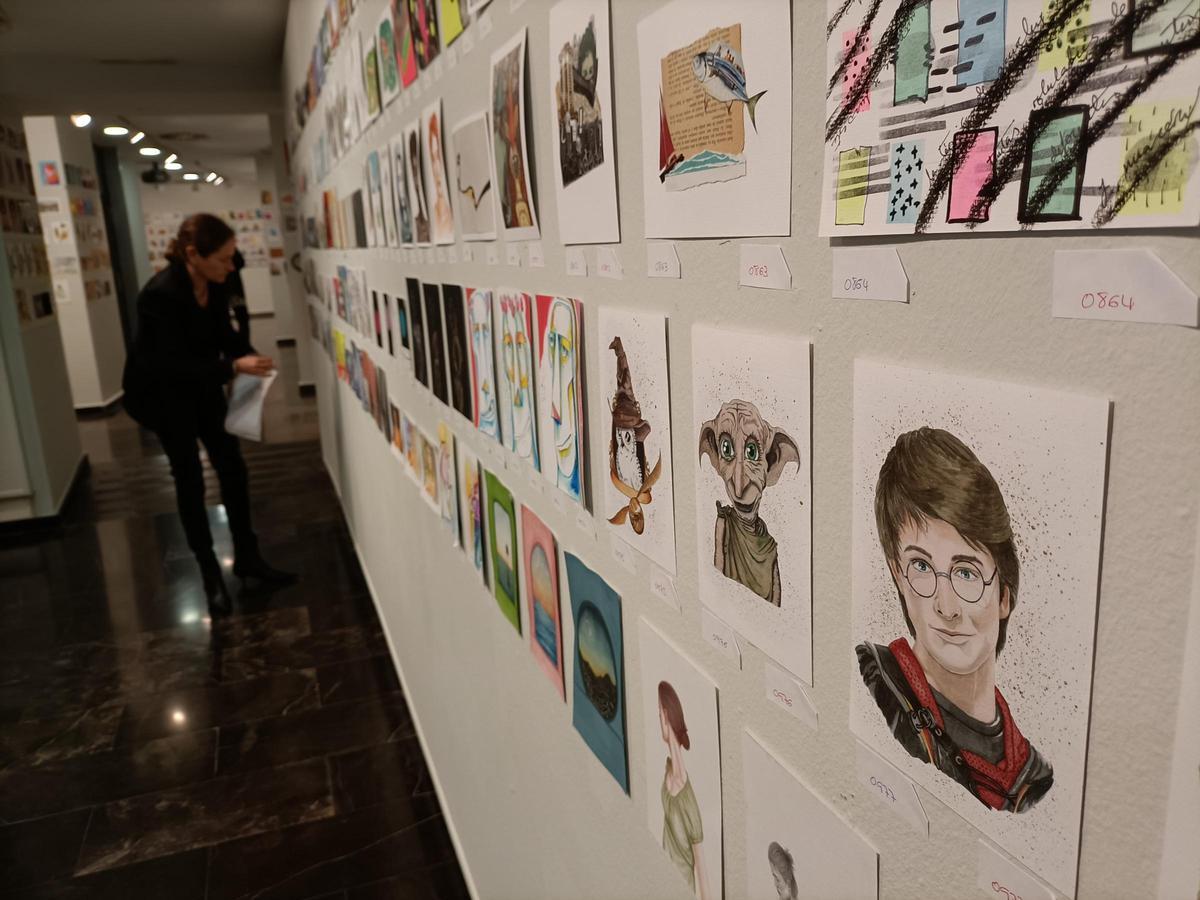 La muestra reúne 1.900 postales creadas por 700 artistas, algunos "primeros espadas" del arte en Aragón.
