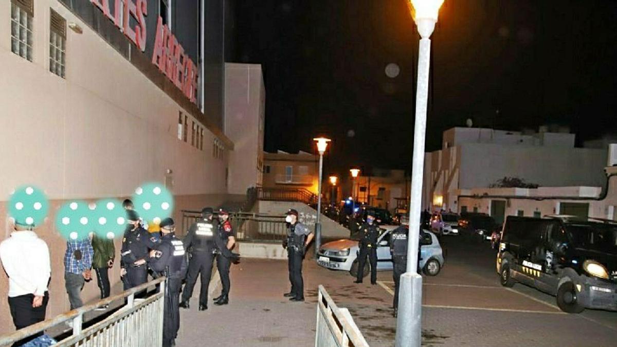 Las policías de Arrecife y Tías sancionan  a 238 vecinos por no usar mascarillas y a 10 locales