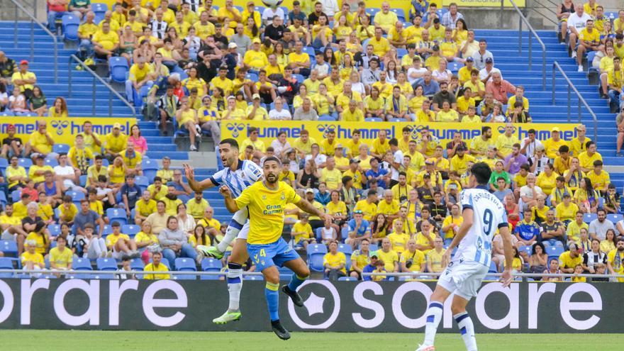 Aplausos de la afición de la UD Las Palmas en apoyo a los afectados del incendio de Tenerife