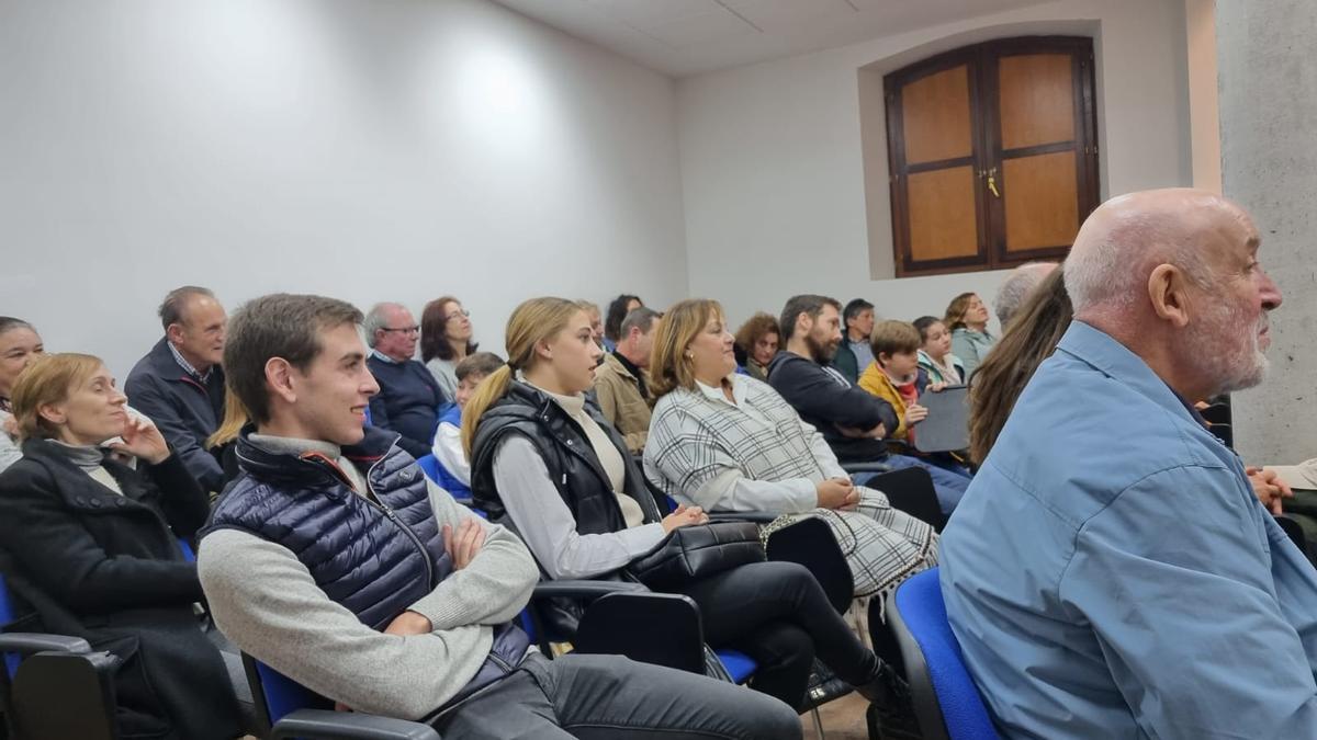 Participantes en la charla vecinal en Baldornón.