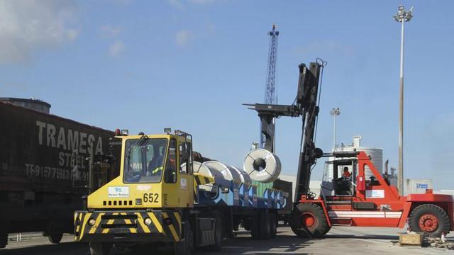 Manipulación de  bobinas de acero  en una operativa intermodal del Puerto de Marín. 
| AP de Marín