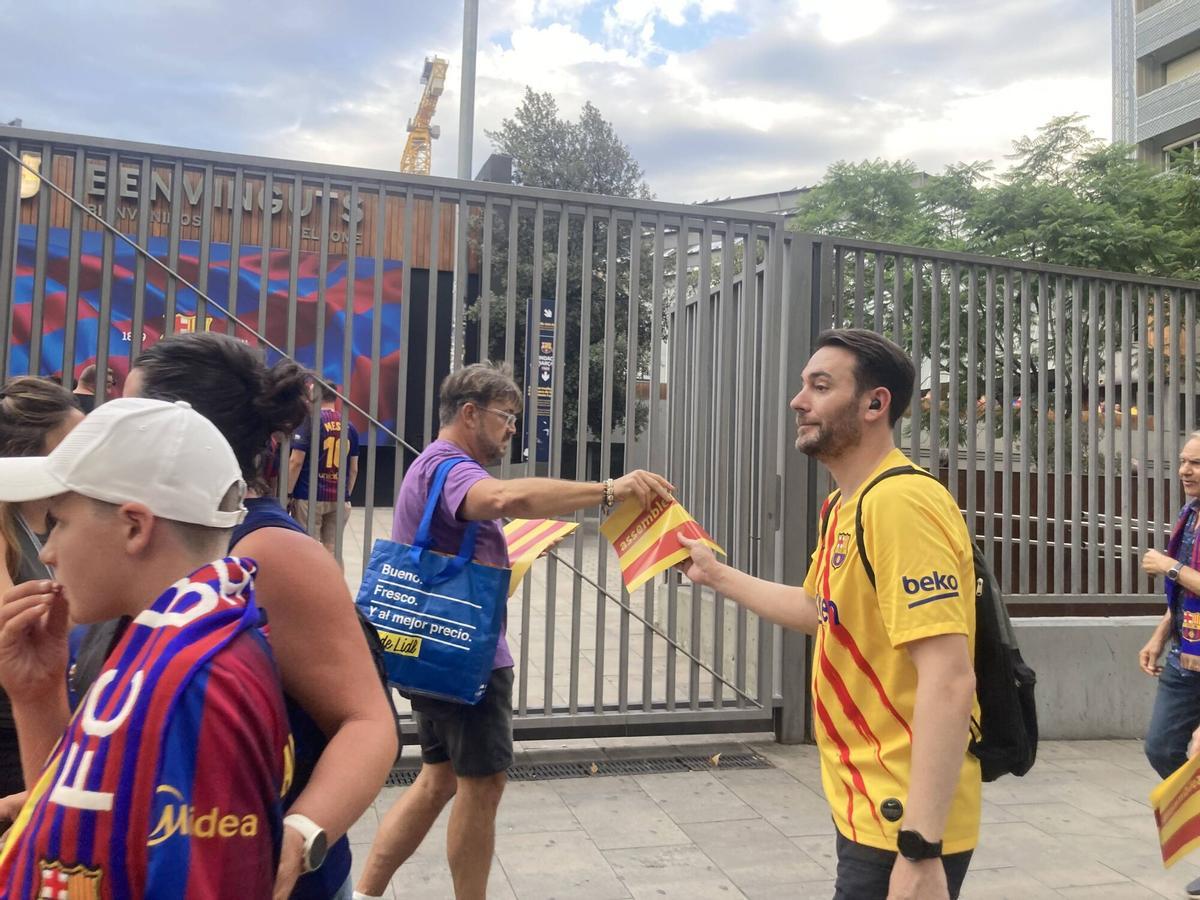 Barcelona 27.08.2026. Deportes . Reparto de cartulinas con la bandera catalana en los alrededores del Camp Nou. Fotografía de Jordi Cotrina