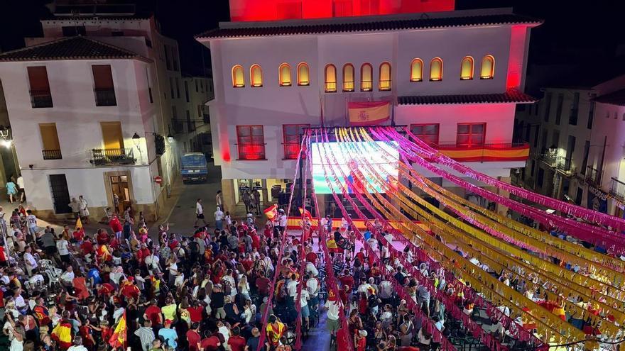 Más de 2.000 personas festejaron el Mundial en la pantalla gigante de La Nucía
