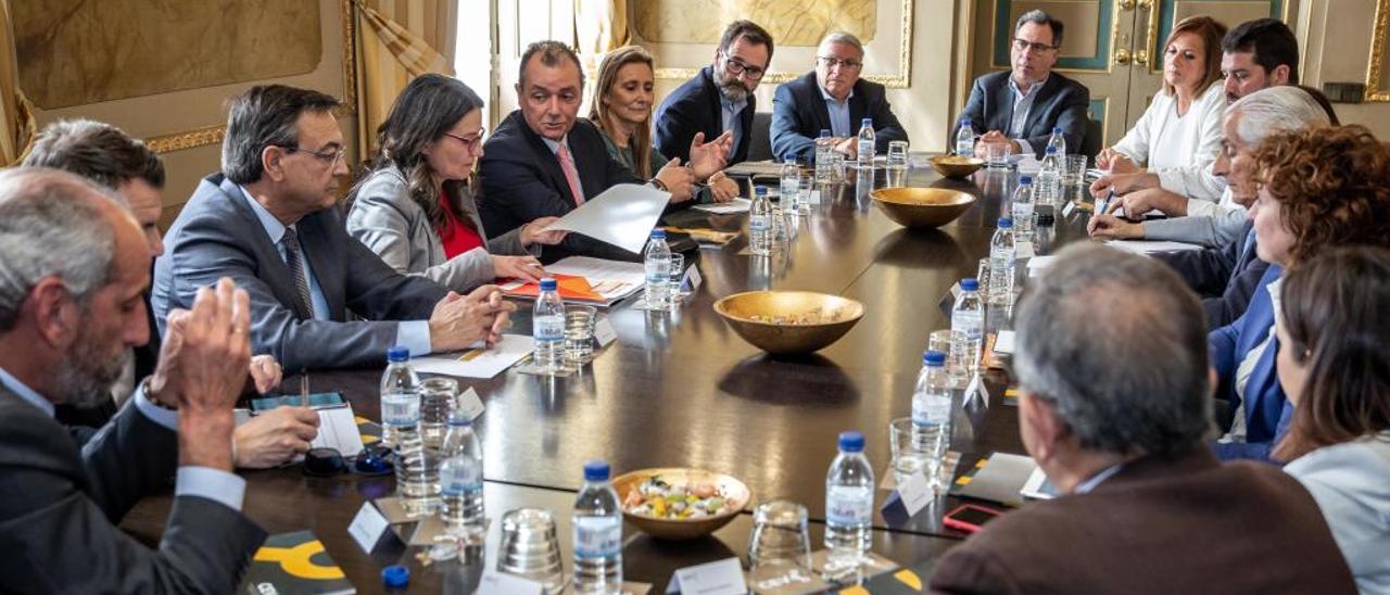 La vicepresidenta Mónica Oltra durante la reunión con la cúpula directiva de la CEV, celebrada ayer en la ciudad de València.