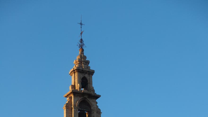 Homenatge a l’Assumpció en forma de rajos de sol a través d’una finestra del Micalet