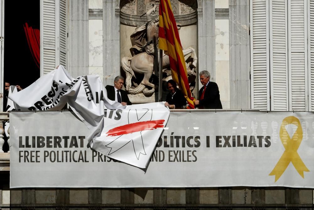 Torra canvia el llaç groc per un de blanc amb una franja vermella a la Generalitat