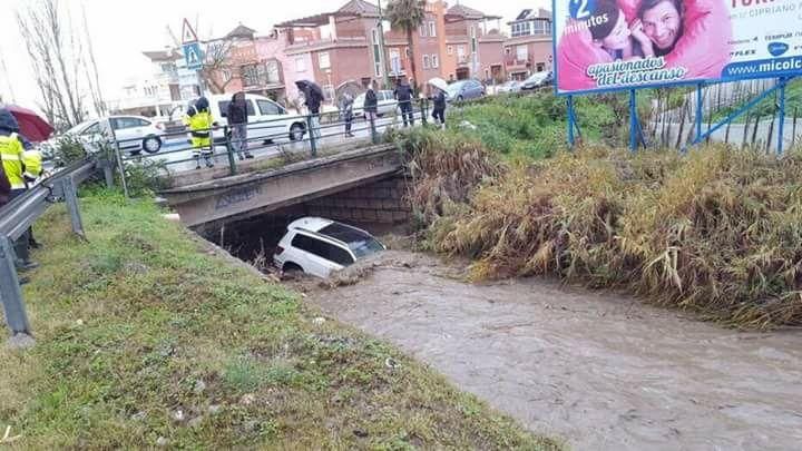 Un conductor fue rescatado esta tarde en el cauce del río Seco de Torre del Mar.