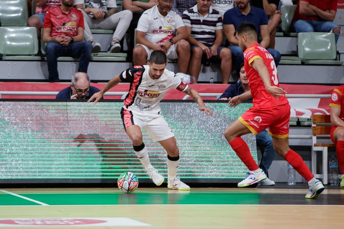 Dami Mareco presiona a Marcel en el partido entre ElPozo y Córdoba Futsal.