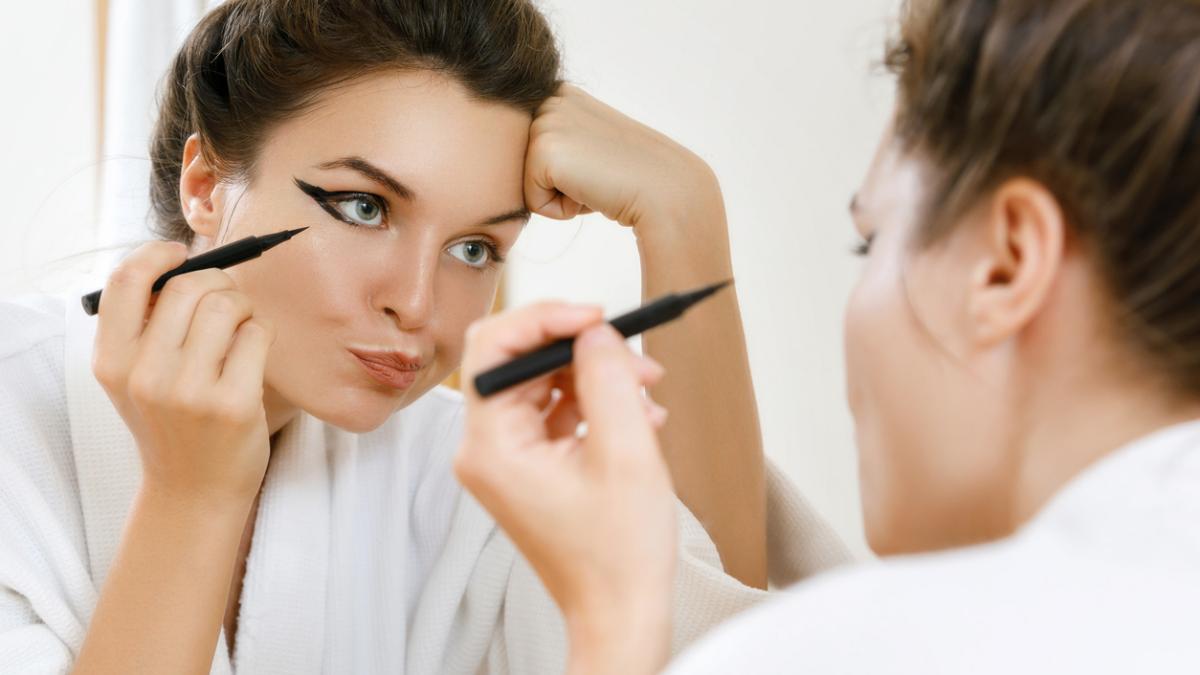 Chica haciéndose mal el eyeliner