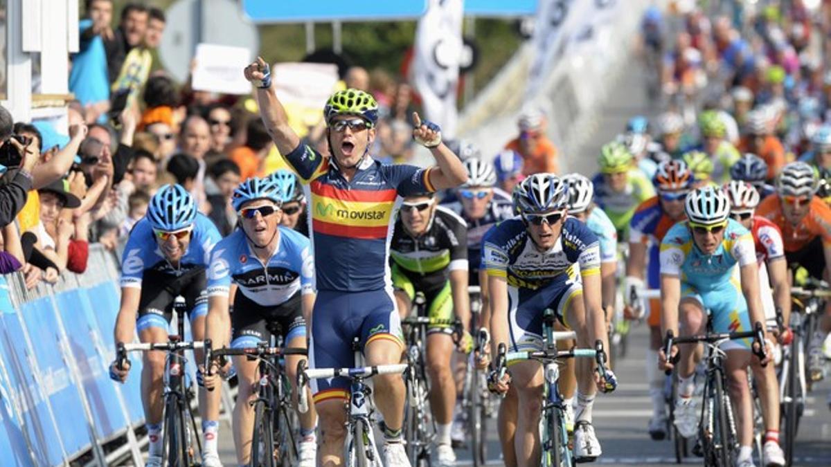 Rojas (centro) celebra la victoria en la primera etapa de la Vuelta al País Vasco.