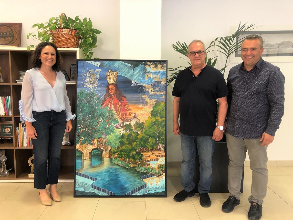 La alcaldesa, Merche Galí, y el concejal Javier Mollá, junto al artista local Ramón Marique y la obra que dona al Ayuntamiento.