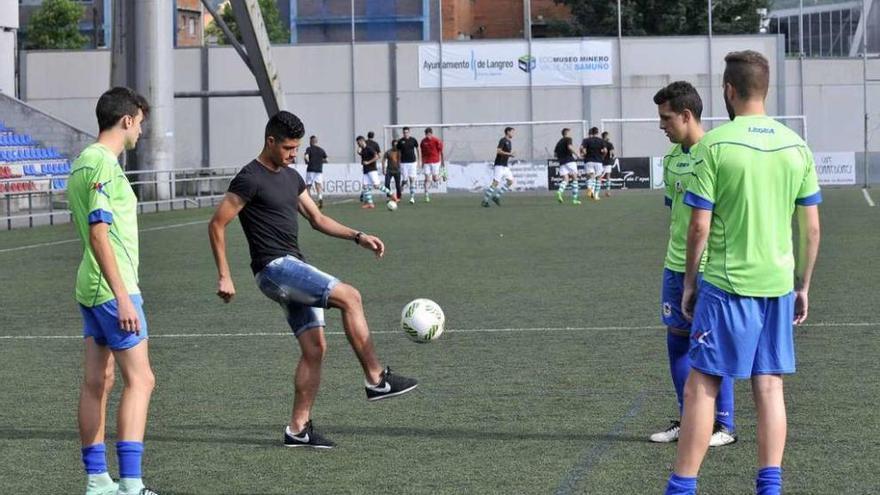 Juan Steven, con el balón, antes del enceuntro entre el Langreo y el Llanes de Copa Federación.