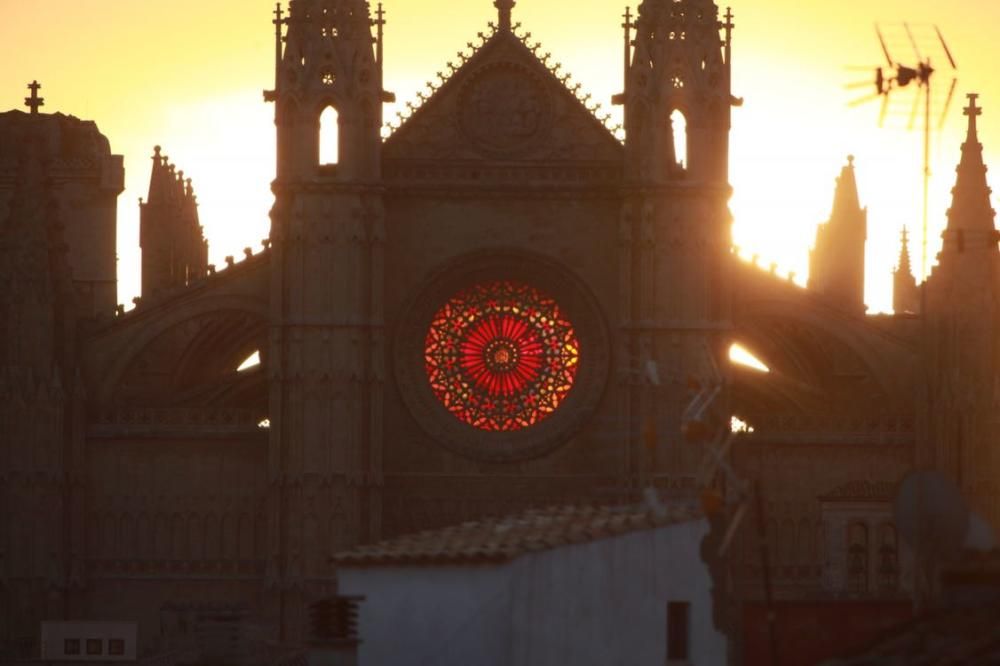 Frühaufsteher auf Mallorca sind am Samstagmorgen (23.12.) belohnt worden: An der Kathedrale von Palma de Mallorca war ein besonderes Lichtspektakel zu bewundern. Rund 500 Besucher bestaunten, wie die aufgehende Sonne zur Wintersonnenwende direkt durch die beiden Rosetten schien und die Kathedrale scheinbar von innen erstrahlen ließ.