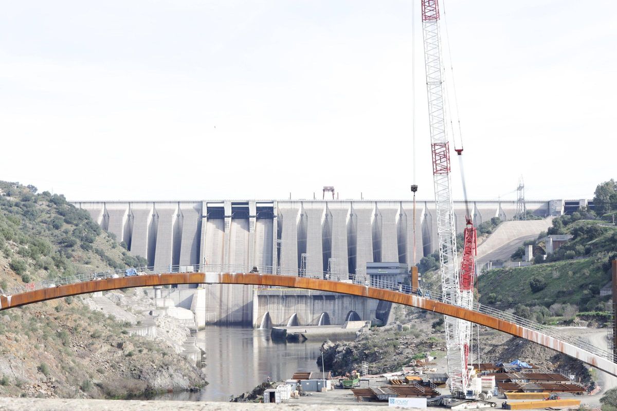 Aspecto que presentaban las obras del nuevo puente de Alcántara, en febrero pasado.