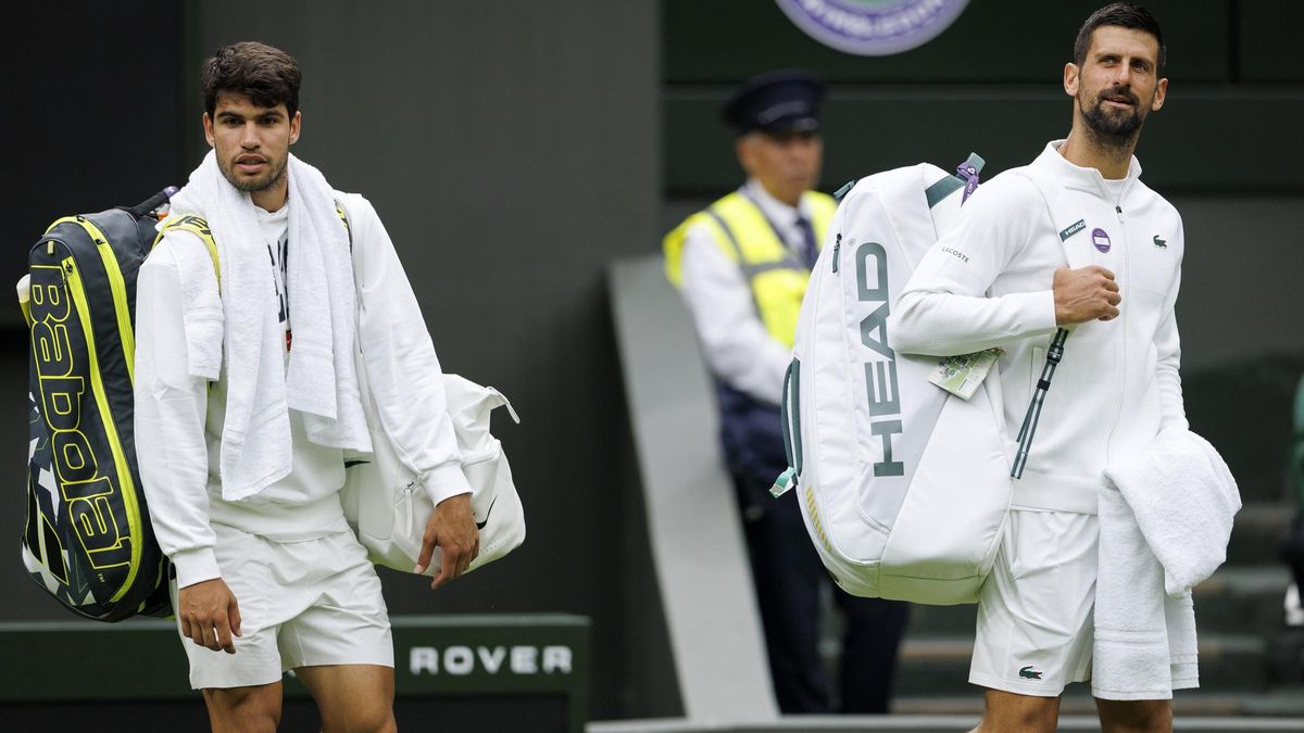 Carlos Alcaraz y Novak Djokovic, entrando a la pista central de Wimbledon