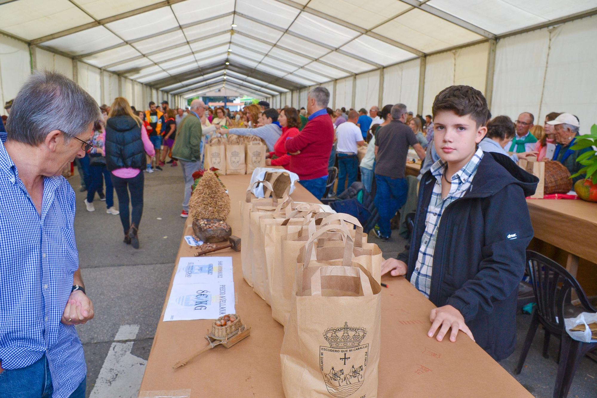 Un joven productor atiende el puesto de su abuela, en el festival.