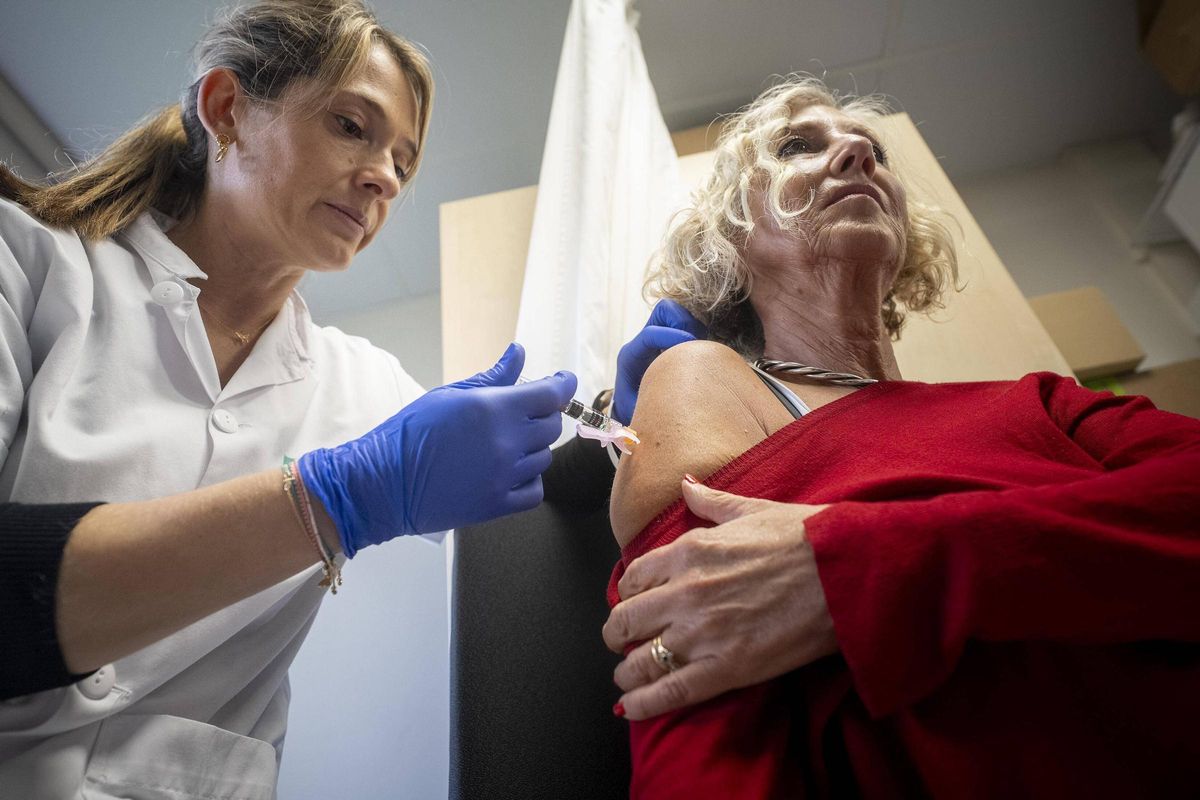 Inicio de la segunda fase de la campaña de vacunación contra la gripe y el covid-19 en el CAP Les Corts de Barcelona. Inicio de la segunda fase de la campaña de vacunación contra la gripe y el covid-19 en el CAP Les Corts de Barcelona.