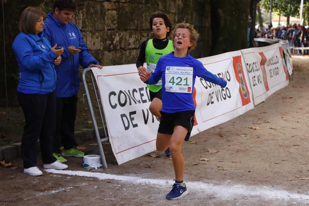 Más de 1.100 jóvenes atletas desafían a las bajas temperaturas para participar en la tradicional carrera de cross escolar.