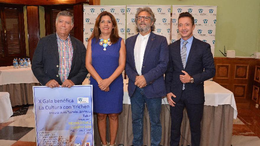 La alcaldesa, Carmen Hernández, junto al presidente de Yrichen y el responsable del Círculo Cultural de Telde.