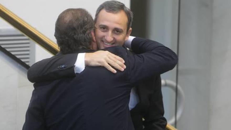 César Sánchez abraza a Miguel Zaragona en un pleno tras conocer su imputación judicial.