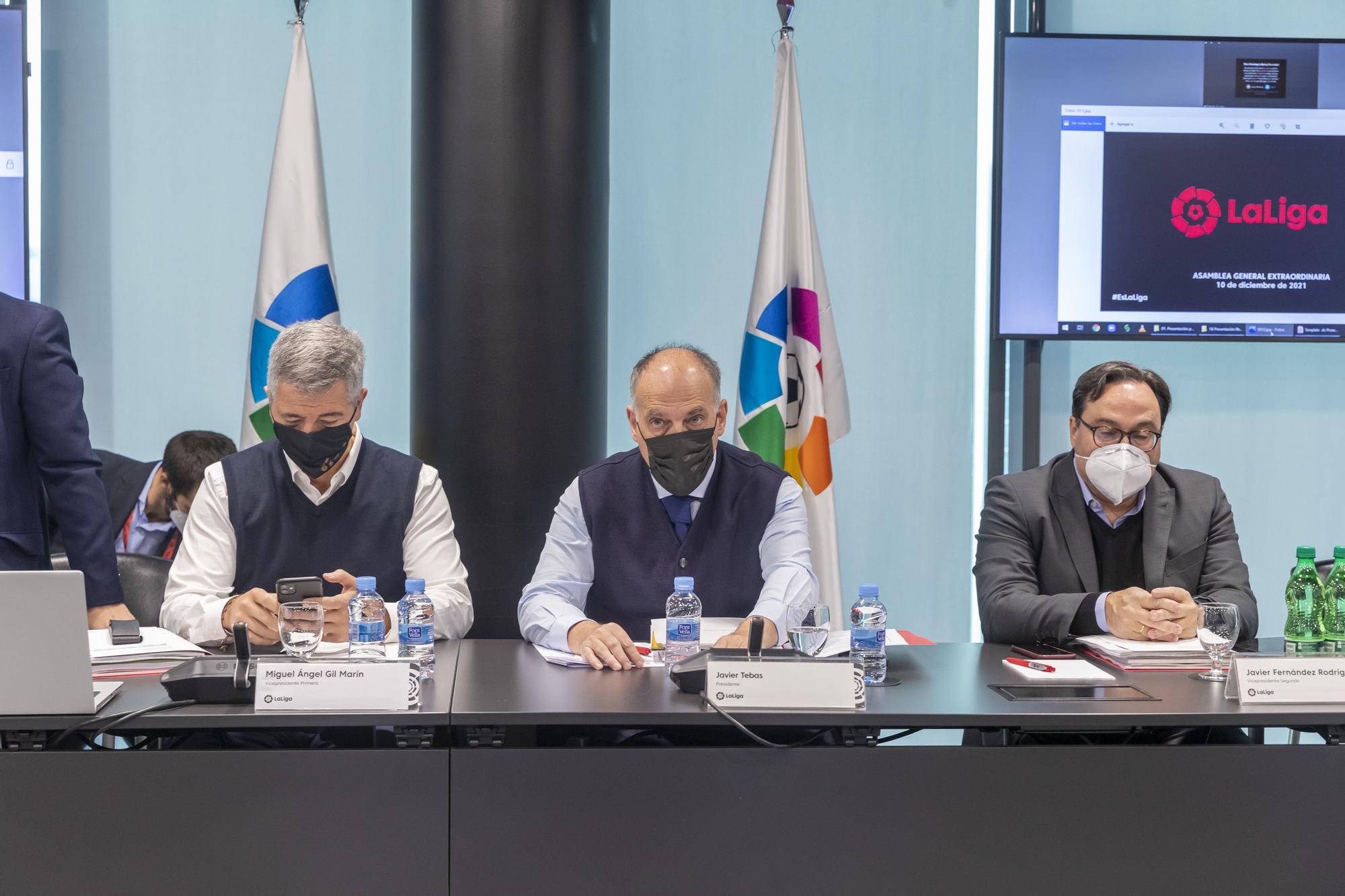 Javier Tebas, flanqueado por Miguel Ángel Gil Marín (Atlético) y Javier Fernández (Sporting) durante la Asamblea de LaLiga, este viernes.