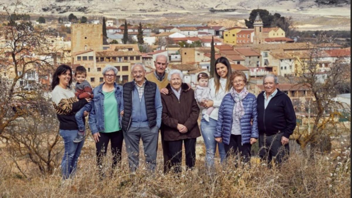 Vecinos de Bulbuente en la portada del calendario de la España vacía