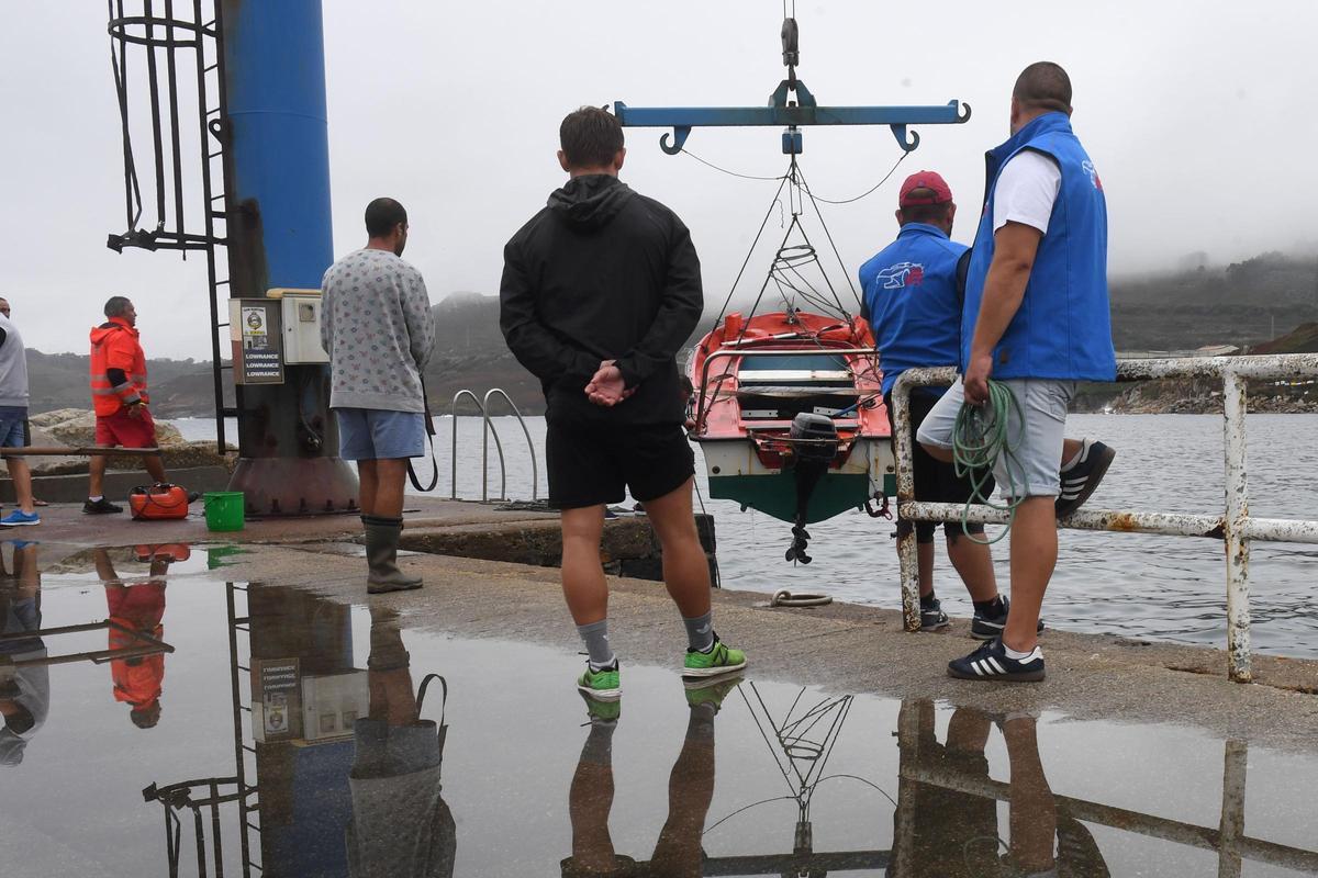 Un fallecido y dos rescatados tras volcar un bote en Suevos
