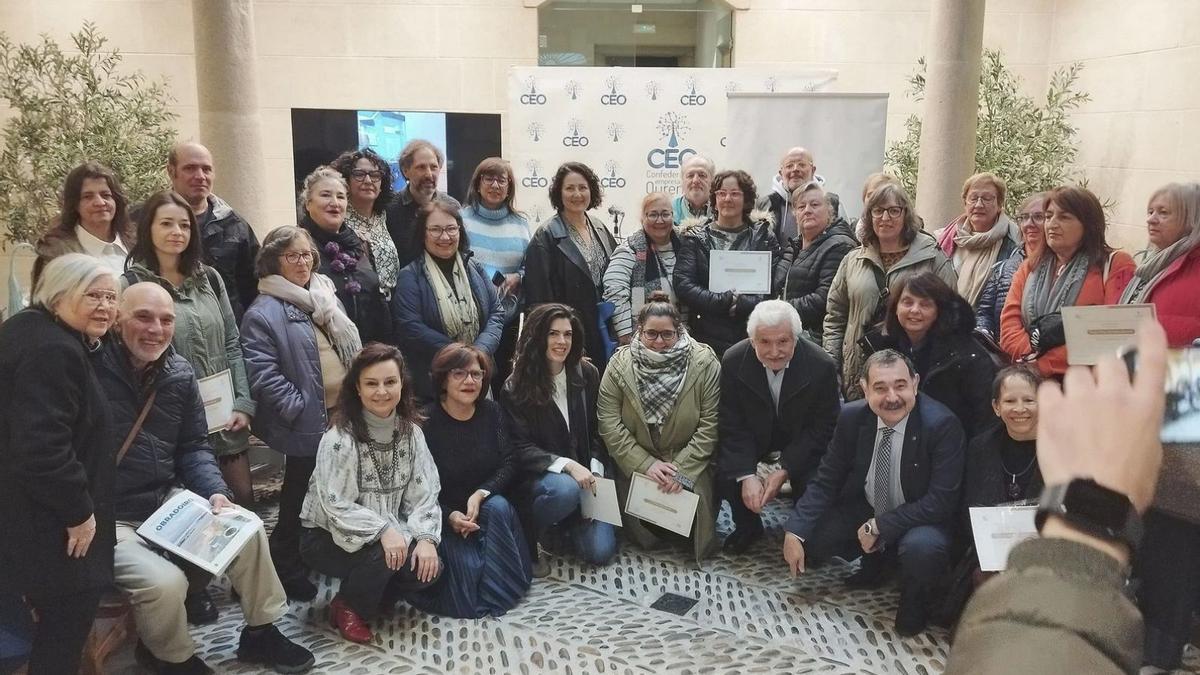 Los participantes, tras recibir sus diplomas y mostrar parte de su trabajo.