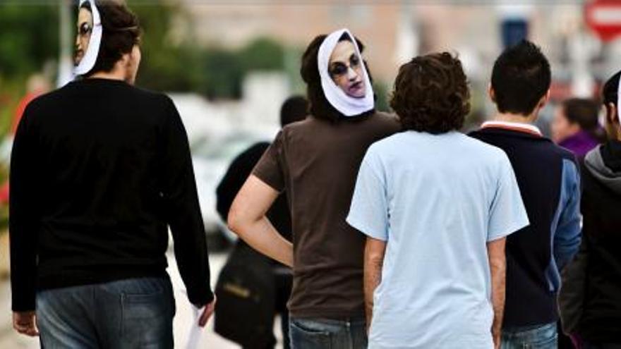 Estudiantes con caretas de Haidar en el campus de Teatinos.