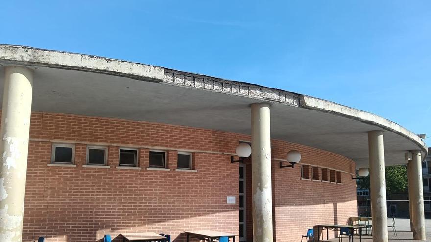La Pobla de Farnals revisa el CEIP Cervantes tras la caída de cascotes en el gimnasio