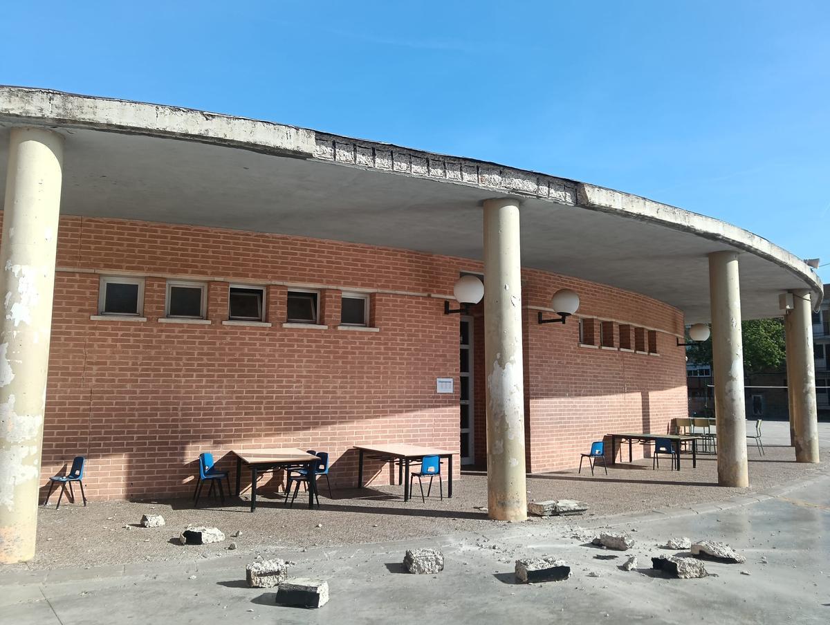 Caida de cascotes de la fachada del gimnasio del CEIP Cervantes de La Pobla de Farnals.