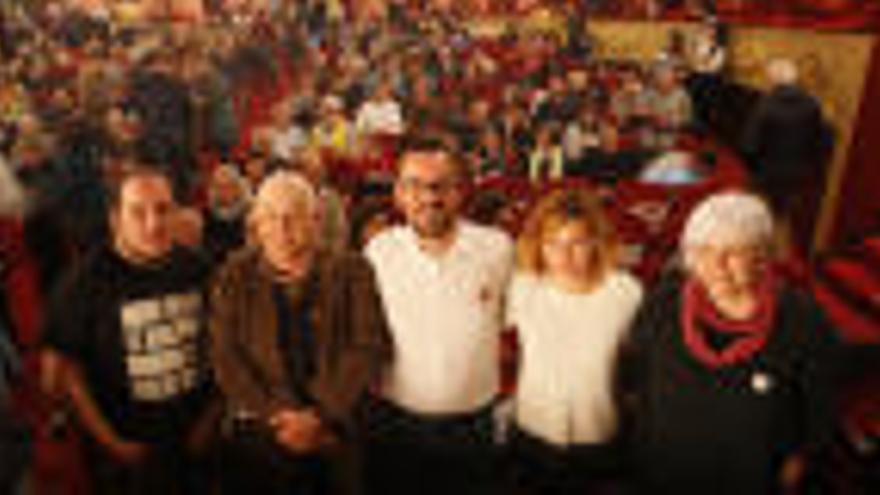 David Fernández, Pep Nadal, Lluc Salellas, Elisenda Alamany i Dolors Sabater, abans de l&#039;acte al Teatre Municipal