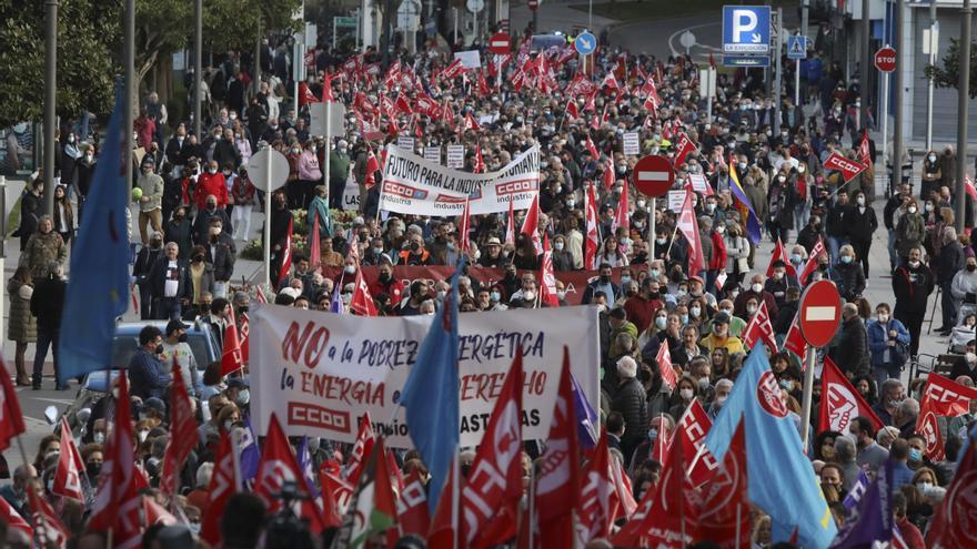 Más de un millar de asturianos exigen a Sánchez contundencia contra la subida de precios y defender la industria asturiana