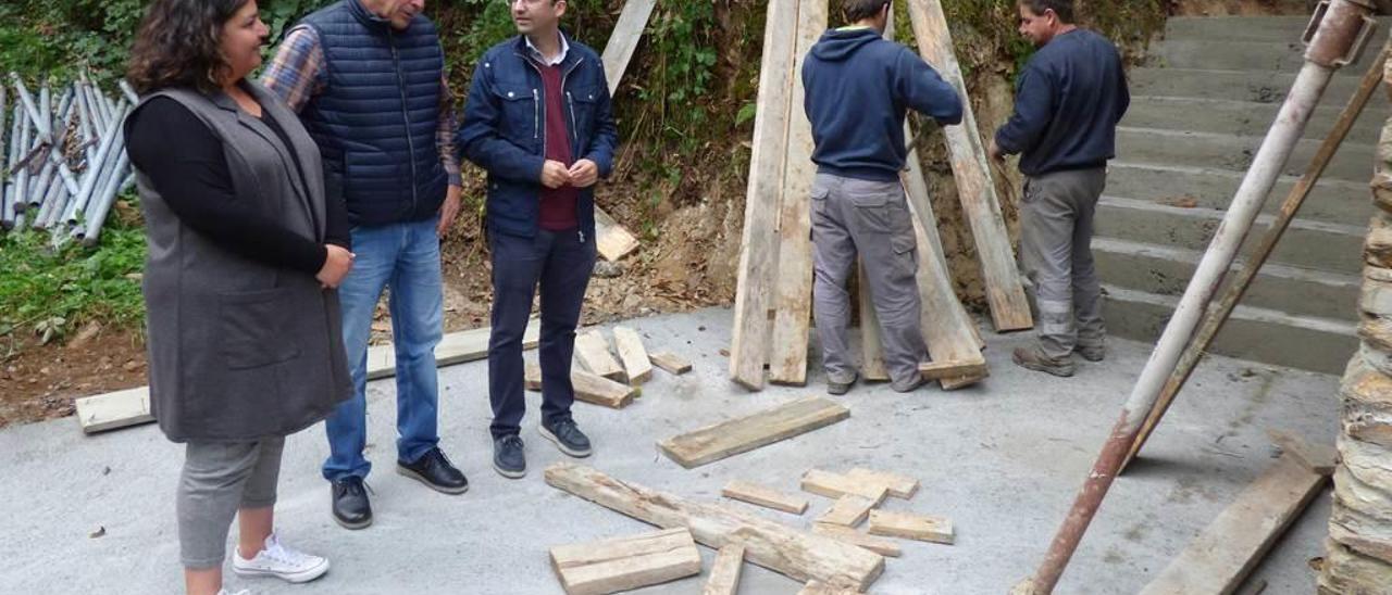 La concejala de Obras, Laura Álvarez; Antonio Rodríguez y José Víctor Rodríguez observan los trabajos en las escaleras de acceso al palco.